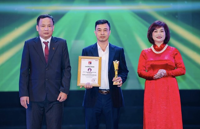 Ông Trần Ngọc Thảo – Giám đốc Kinh doanh Công ty TNHH Thương mại Dược phẩm Vera Sunshine nhận danh hiệu “Sản phẩm - Dịch vụ ưu tiên tin dùng 2026”.