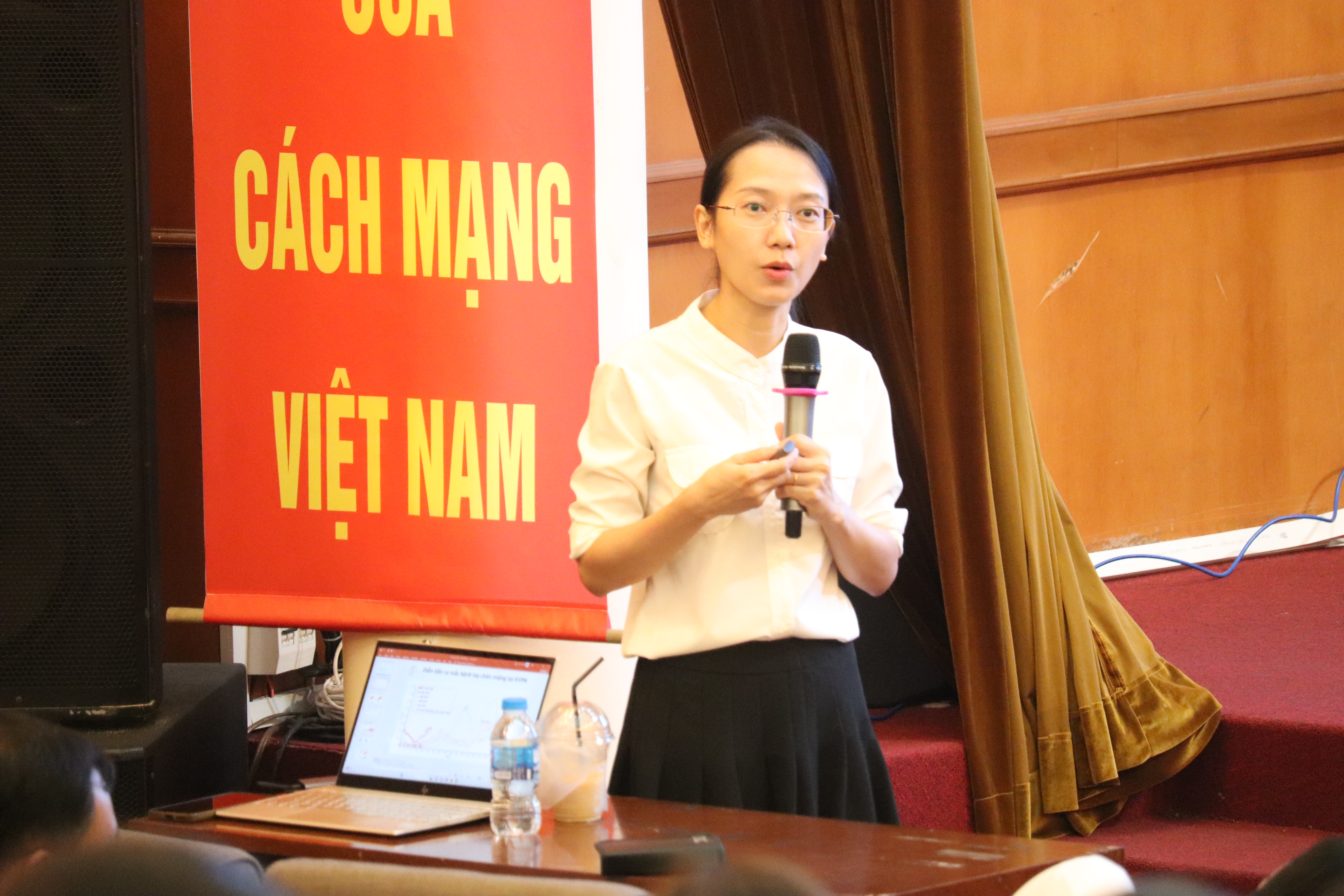 Ths Phan Thị Ngọc Uy&ecirc;n c&aacute;n bộ Khoa Kiểm so&aacute;t v&agrave; Ph&ograve;ng ngừa bệnh tật - Viện Pasteur TP Hồ Ch&iacute; Minh b&aacute;o c&aacute;o vi&ecirc;n tại Hội thảo