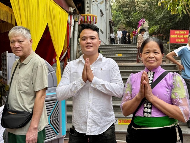 Bà Tòng Thị Thêm, du khách đến từ tỉnh Sơn La xa xôi