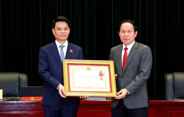 Đồng ch&iacute; L&ecirc; Tiến Ch&acirc;u trao Hu&acirc;n chương Lao động hạng Nh&igrave; cho đồng ch&iacute; L&ecirc; Ngọc Ch&acirc;u tại Kỳ họp thứ nhất HĐND TP Hải Ph&ograve;ng kh&oacute;a XVII.