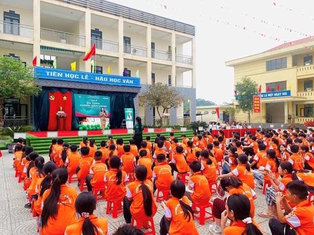 Trường Tiểu học Hương Sơn tổ chức chuy&ecirc;n đề: &ldquo;An to&agrave;n kh&ocirc;ng gian mạng &ndash; Bảo vệ con từ những c&uacute; click đầu đời&rdquo; cho học sinh.