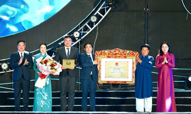 L&atilde;nh đạo Bộ Văn h&oacute;a Thể thao v&agrave; Du lịch trao Bằng chứng nhận&nbsp;về việc đưa Lễ hội Đền Mai Bảng v&agrave;o Danh mục Di sản văn h&oacute;a phi vật thể Quốc gia