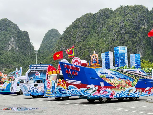 M&ocirc; h&igrave;nh xe diễu h&agrave;nh của c&aacute;c x&atilde;, phường, đặc khu tham gia hội thi.