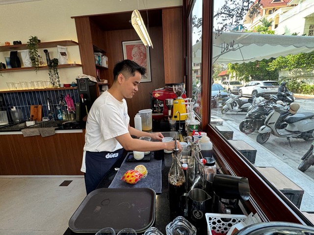 Khoảnh khắc người pha chế tỉ mỉ ho&agrave;n thiện từng ly đồ uống tại Cafe Dory &ndash; nơi sự tận t&acirc;m được gửi gắm trong từng hương vị.