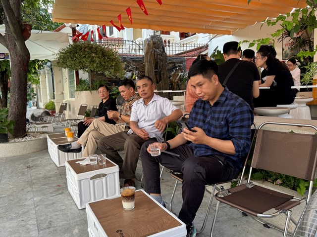 Những vị kh&aacute;ch thong thả thưởng thức c&agrave; ph&ecirc; b&ecirc;n vỉa h&egrave; tại Cafe Dory &ndash; một n&eacute;t rất ri&ecirc;ng, rất đời của văn h&oacute;a c&agrave; ph&ecirc; phố cảng.