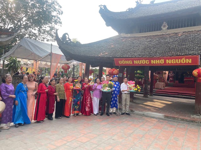 Đại biểu và bà con nhân dân dâng hương tại Lễ hội.