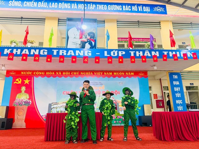Học sinh Trường Tiểu học Nam Vi&ecirc;m tham gia chương tr&igrave;nh gi&aacute;o dục kỹ năng sống chủ đề ch&aacute;u y&ecirc;u ch&uacute; bộ đội