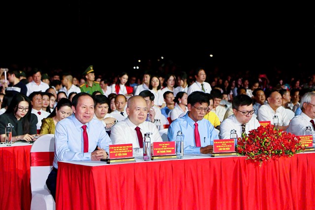 Ph&oacute; Thủ tướng Ch&iacute;nh phủ L&ecirc; Tiến Ch&acirc;u c&ugrave;ng c&aacute;c đại biểu dự khai mạc Lễ hội Hoa Phượng Đỏ - Hải Ph&ograve;ng 2026