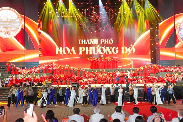 Những tiết mục nghệ thuật được d&agrave;n dựng c&ocirc;ng phu, mang đậm bản sắc văn h&oacute;a v&agrave; kh&aacute;t vọng vươn l&ecirc;n của Hải Ph&ograve;ng.