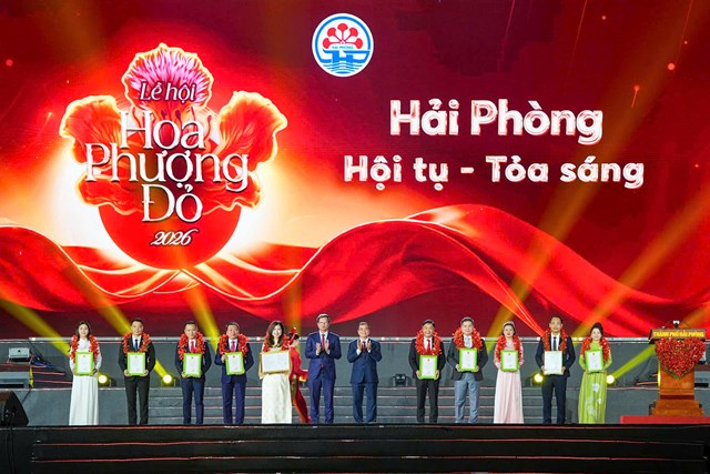 L&atilde;nh đạo th&agrave;nh phố trao Quyết định c&ocirc;ng nhận Khu du lịch Vũ Y&ecirc;n l&agrave; Khu du lịch cấp tỉnh v&agrave; vinh danh 9 cơ sở du lịch ti&ecirc;u biểu, xuất sắc đạt Ti&ecirc;u ch&iacute; Du lịch Xanh th&agrave;nh phố Hải Ph&ograve;ng.