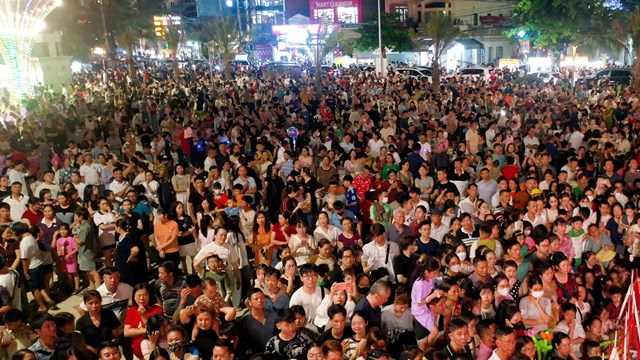 Đ&ocirc;ng đảo người d&acirc;n tham dự, chung vui trong kh&ocirc;ng gian văn h&oacute;a &ndash; nghệ thuật đặc sắc.