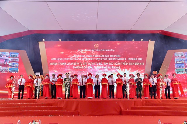 C&aacute;c đồng ch&iacute; l&atilde;nh đạo thực hiện nghi thức kh&aacute;nh th&agrave;nh c&ocirc;ng tr&igrave;nh.