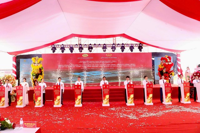 Bấm n&uacute;t khởi c&ocirc;ng Dự &aacute;n x&acirc;y dựng, kinh doanh, vận h&agrave;nh v&agrave; quản l&yacute; c&ocirc;ng tr&igrave;nh cơ sở hạ tầng kỹ thuật Cụm c&ocirc;ng nghiệp l&agrave;ng nghề cơ kh&iacute; v&agrave; đ&uacute;c Thủy Nguy&ecirc;n.