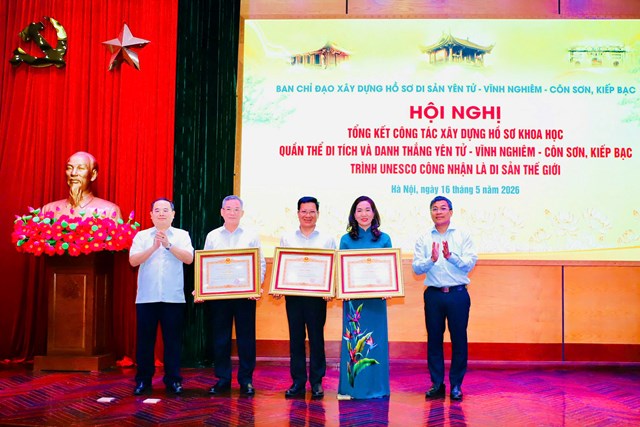 C&aacute;c tập thể, c&aacute; nh&acirc;n tham gia x&acirc;y dựng hồ sơ di sản Y&ecirc;n Tử - Vĩnh Nghi&ecirc;m - C&ocirc;n Sơn, Kiếp Bạc được trao Bằng khen của Thủ tướng Ch&iacute;nh phủ v&agrave; Bằng khen của Chủ tịch UBND tỉnh Quảng Ninh tại hội nghị tổng kết.