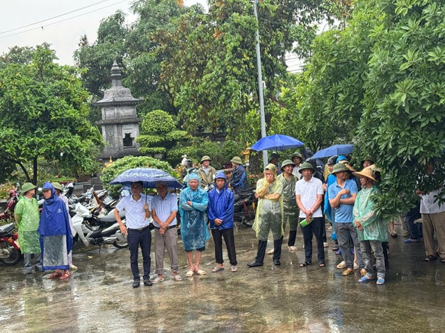 D&ugrave; trời mưa, đ&ocirc;ng đảo nh&acirc;n d&acirc;n, Phật tử v&agrave; b&agrave; con địa phương vẫn hoan hỷ về tham dự lễ động thổ x&acirc;y dựng ch&ugrave;a M&ocirc;ng Kh&aacute;nh, thể hiện tinh thần đo&agrave;n kết v&agrave; l&ograve;ng hướng về m&aacute;i ch&ugrave;a qu&ecirc; hương.