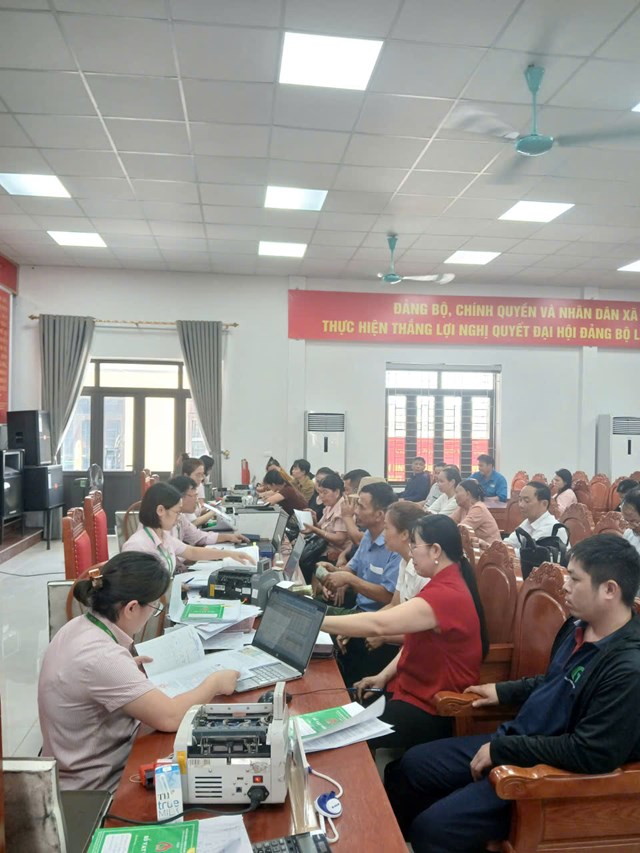 C&aacute;n bộ Ph&ograve;ng giao dịch Ng&acirc;n h&agrave;ng CSXH B&igrave;nh Xuy&ecirc;n giải ng&acirc;n nguồn vốn t&iacute;n dụng ch&iacute;nh s&aacute;ch tại điểm giao dịch x&atilde;