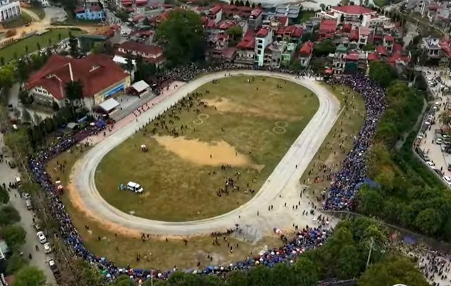To&agrave;n cảnh s&acirc;n đua ngựa Bắc H&agrave; nh&igrave;n từ tr&ecirc;n cao, thu h&uacute;t h&agrave;ng ngh&igrave;n người d&acirc;n v&agrave; du kh&aacute;ch tham dự.