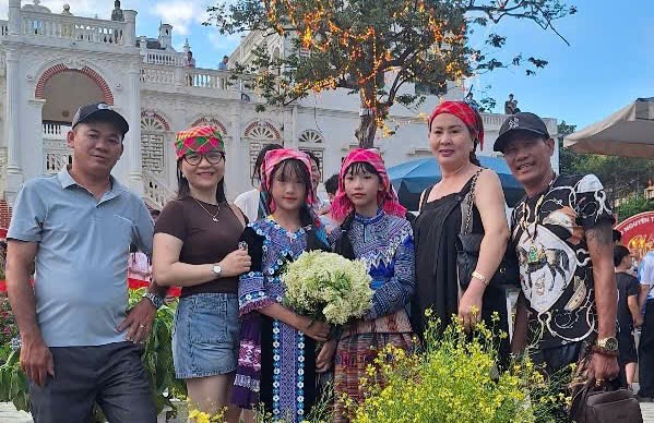 Du kh&aacute;ch v&agrave; người d&acirc;n chụp ảnh lưu niệm