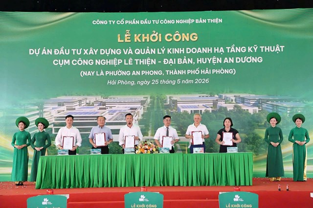 Đại diện chủ đầu tư k&yacute; kết hợp t&aacute;c chiến lược với c&aacute;c đối t&aacute;c tại lễ khởi c&ocirc;ng.