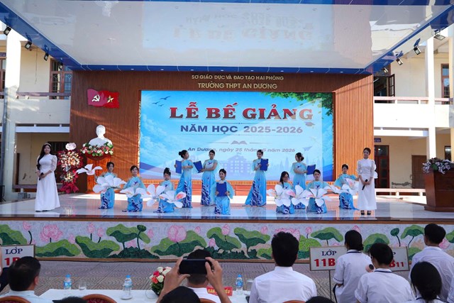 M&agrave;n tr&igrave;nh diễn văn nghệ đặc sắc của học sinh Trường THPT An Dương tại Lễ bế giảng năm học 2025&ndash;2026, g&oacute;p phần tạo n&ecirc;n kh&ocirc;ng kh&iacute; trang trọng, tươi vui v&agrave; đầy cảm x&uacute;c cho buổi lễ.