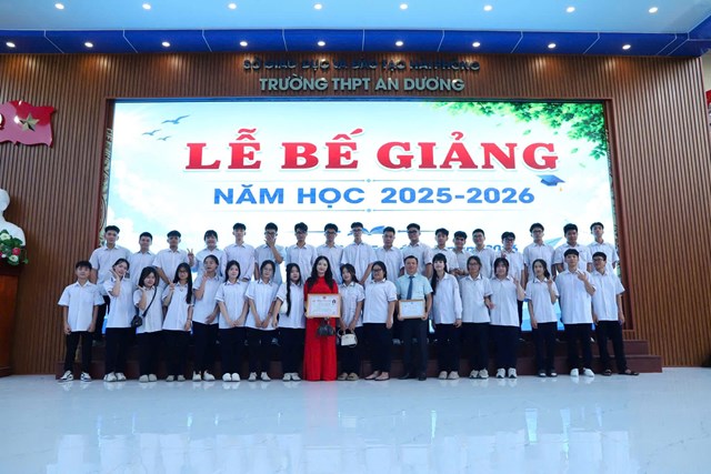 Khoảnh khắc tập thể học sinh v&agrave; gi&aacute;o vi&ecirc;n Trường THPT An Dương chụp ảnh lưu niệm tại Lễ bế giảng năm học 2025&ndash;2026, ghi dấu một h&agrave;nh tr&igrave;nh trưởng th&agrave;nh v&agrave; nhiều th&agrave;nh t&iacute;ch đ&aacute;ng tự h&agrave;o.