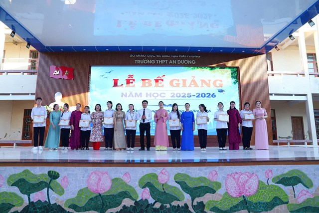Ban Gi&aacute;m hiệu c&ugrave;ng c&aacute;c thầy c&ocirc; gi&aacute;o Trường THPT An Dương chụp ảnh lưu niệm với c&aacute;c học sinh đạt th&agrave;nh t&iacute;ch ti&ecirc;u biểu, được tuy&ecirc;n dương tại Lễ bế giảng năm học 2025&ndash;2026.