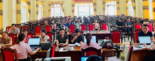 Cán bộ Phòng giao dịch Ngân hàng CSXH Sông Lô giải ngân nguồn vốn tín dụng chính sách tại điểm giao dịch xã