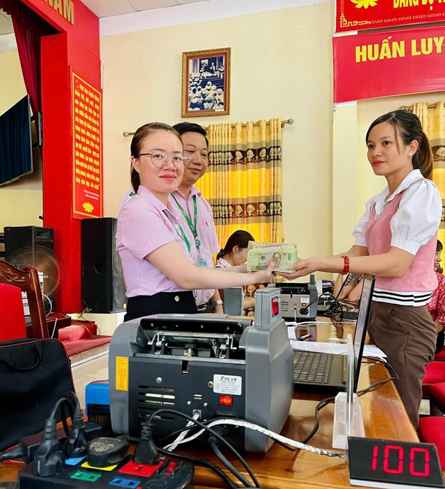 Cán bộ Phòng giao dịch Ngân hàng CSXH Sông Lô trao nguồn vốn tín dụng chính sách tới tận tay người dân
