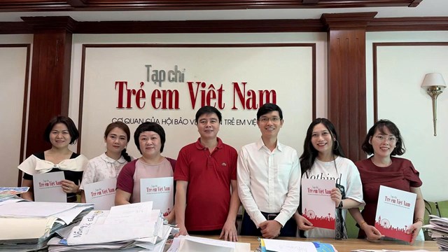 Ban Tổ chức c&ugrave;ng c&aacute;c gi&aacute;m khảo đồng h&agrave;nh tại v&ograve;ng sơ khảo cuộc thi &ldquo;Ng&ocirc;i nh&agrave; mơ ước&rdquo; m&ugrave;a 4.