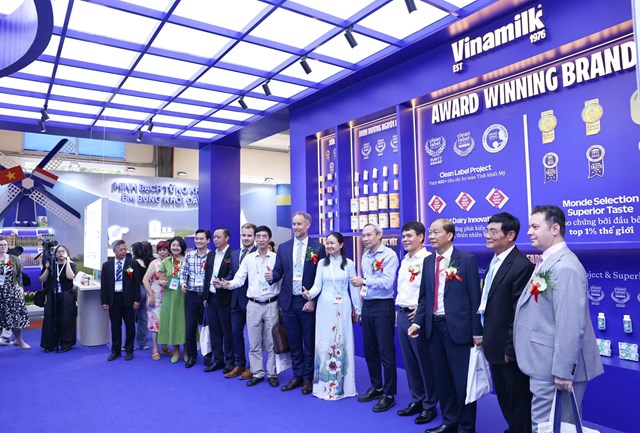 C&aacute;c đại biểu chụp ảnh lưu niệm tại gian trưng b&agrave;y của Vinamilk trong khu&ocirc;n khổ chuỗi triển l&atilde;m quốc tế ng&agrave;nh sữa, kem v&agrave; tr&agrave; sữa năm 2026.