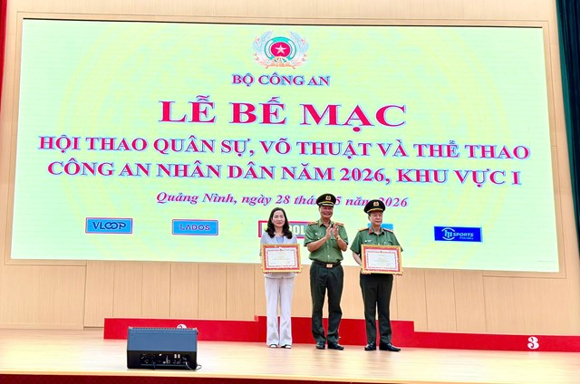 L&atilde;nh đạo UBND tỉnh v&agrave; C&ocirc;ng an tỉnh Quảng Ninh nhận Bằng khen của Bộ trưởng Bộ C&ocirc;ng an.