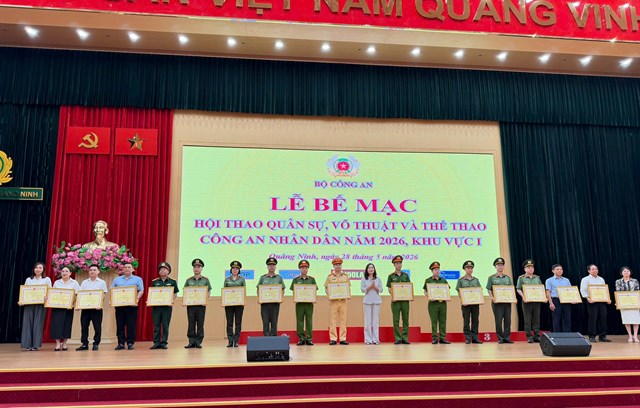 Nhiều tập thể v&agrave; c&aacute; nh&acirc;n được khen thưởng v&igrave; c&oacute; th&agrave;nh t&iacute;ch xuất sắc trong qu&aacute; tr&igrave;nh phối hợp tổ chức hội thao.