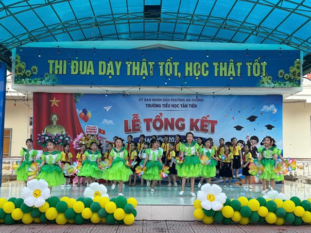 Học sinh biểu diễn văn nghệ chào mừng tại buổi lễ.