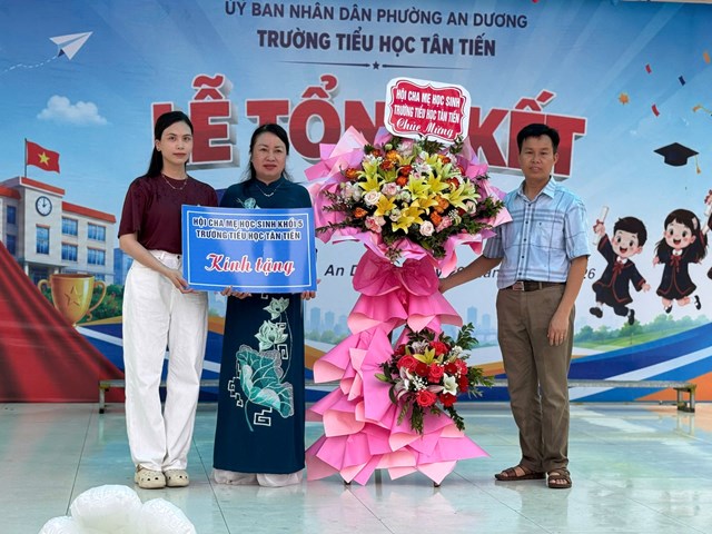 Đại diện Hội Cha mẹ học sinh Trường Tiểu học Tân Tiến trao tặng lẵng hoa chúc mừng nhà trường tại Lễ tổng kết năm học, sáng 29/5.