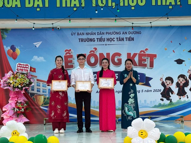 Lãnh đạo Trường Tiểu học Tân Tiến trao giấy khen cho giáo viên dạy giỏi cấp thành phố