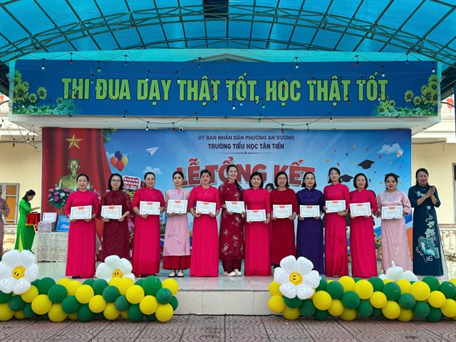 Tập thể cán bộ, giáo viên Trường Tiểu học Tân Tiến được khen thưởng vì thành tích xuất sắc trong phong trào thi đua “Dạy tốt – Học tốt” tại Lễ tổng kết năm học, ngày 29/5.