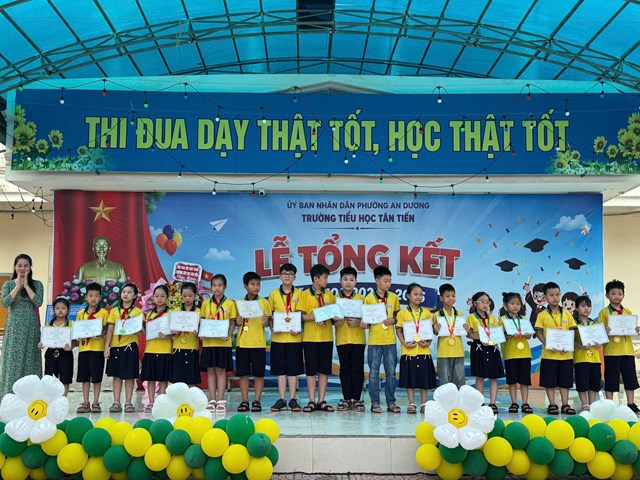 Trao thưởng cho học sinh đạt thành tích xuất sắc.