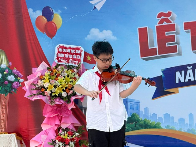 Học sinh Trường Tiểu học Tân Tiến biểu diễn tiết mục violin tại Lễ tổng kết năm học 2025–2026