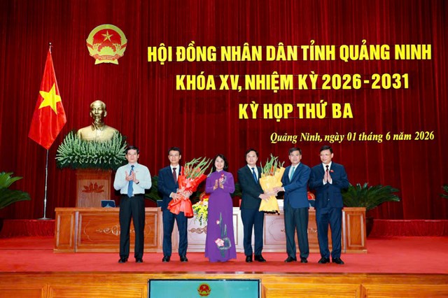 Các đồng chí Thường trực Tỉnh uỷ và Thường trực HĐND tỉnh tặng hoa chúc mừng đồng chí Nguyễn Hồng Dương, Ủy viên BTV Tỉnh ủy, Phó Chủ tịch HĐND tỉnh và đồng chí Bùi Mạnh Hùng, Giám đốc Sở Y tế.