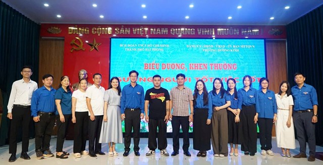 L&atilde;nh đạo phường Dương Kinh v&agrave; Th&agrave;nh đo&agrave;n Hải Ph&ograve;ng chụp ảnh lưu niệm c&ugrave;ng đo&agrave;n vi&ecirc;n Phạm Thế Huy Ho&agrave;ng tại lễ biểu dương &ldquo;Gương người tốt, việc tốt&rdquo; ng&agrave;y 3/6.