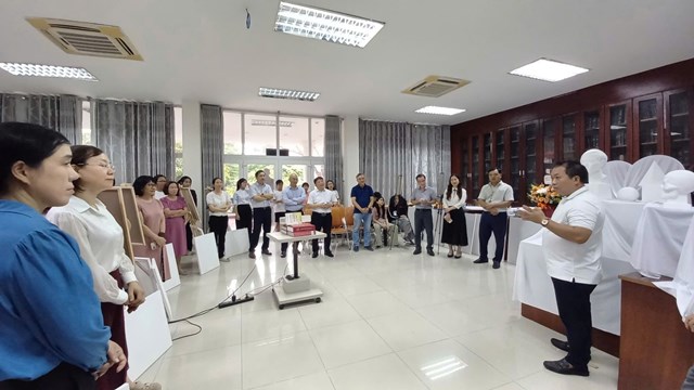 Họa sĩ, Nh&agrave; b&aacute;o Nguyễn Hải Phong hướng dẫn những b&agrave;i học đầu ti&ecirc;n