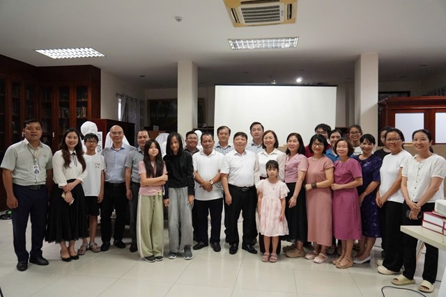 Ban L&atilde;nh đạo Viện chụp h&igrave;nh lưu niệm c&ugrave;ng thầy v&agrave; tr&ograve; của lớp học vẽ