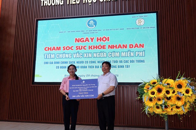 PGS.TS.BSCKII Nguyễn Vũ Trung trao tặng 300 liều vắc xin cúm cho Trạm Y tế phường Bình Tây nhằm hỗ trợ công tác chăm sóc sức khỏe nhân dân.