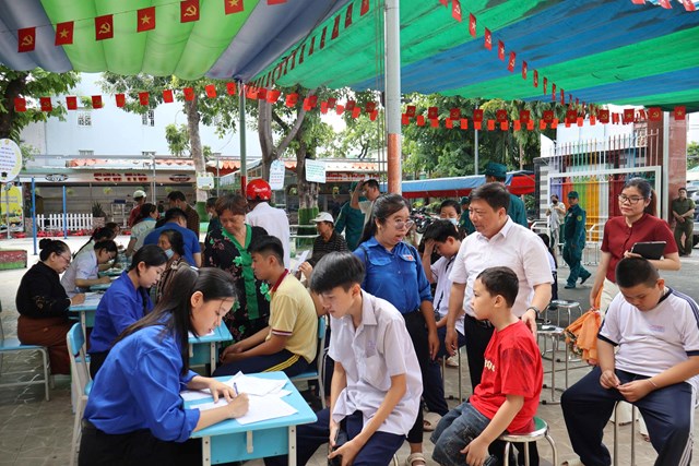 Trao tặng 300 liều vắc xin cúm miễn phí cho người dân phường Bình Tây - Ảnh 1