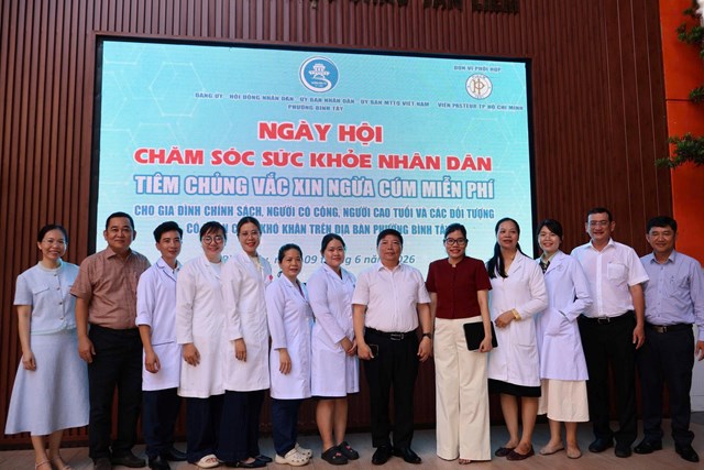 Trao tặng 300 liều vắc xin cúm miễn phí cho người dân phường Bình Tây - Ảnh 4