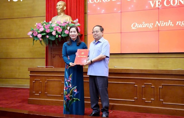 Đồng ch&iacute; Quản Minh Cường, B&iacute; thư Tỉnh ủy Quảng Ninh trao quyết định bổ nhiệm đồng ch&iacute; Nguyễn Thị Hạnh giữ chức Trưởng Ban Tuy&ecirc;n gi&aacute;o v&agrave; D&acirc;n vận Tỉnh ủy.
