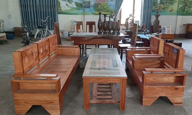 C&aacute;c sản phẩm đồ gỗ do anh Phạm Hữu T&igrave;nh sản xuất ng&agrave;y c&agrave;ng được người ti&ecirc;u d&ugrave;ng ưu chuộng