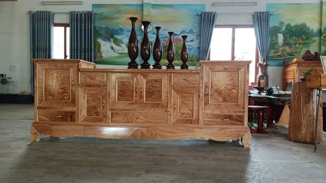 C&aacute;c sản phẩm đồ gỗ do anh Phạm Hữu T&igrave;nh sản xuất ng&agrave;y c&agrave;ng được người ti&ecirc;u d&ugrave;ng ưu chuộng