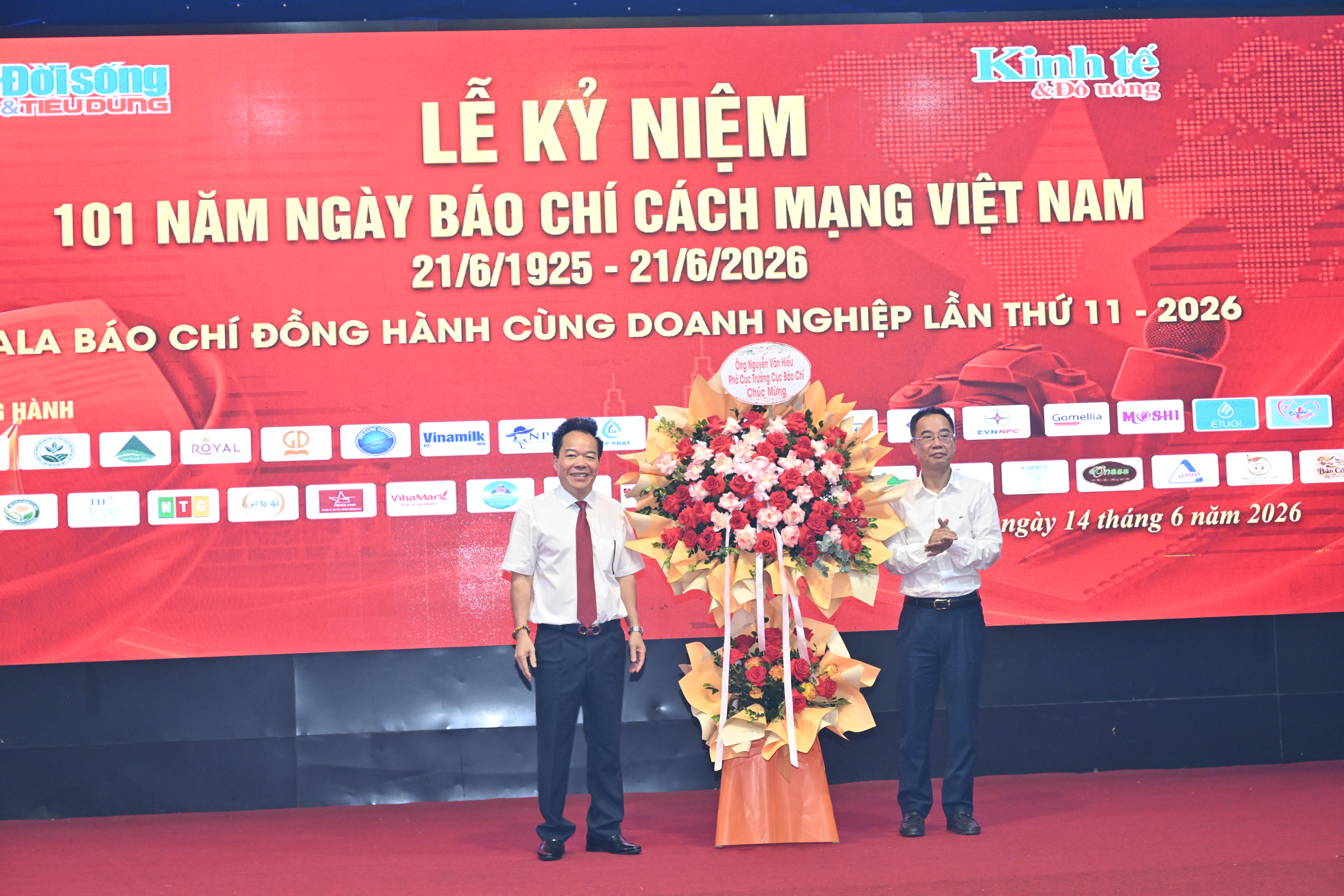 Ông Nguyễn Văn Hiếu - Phó Cục trưởng Cục Báo chí - Bộ Văn hóa, Thể thao và Du lịch tặng hoa chúc mừng Tòa soạn