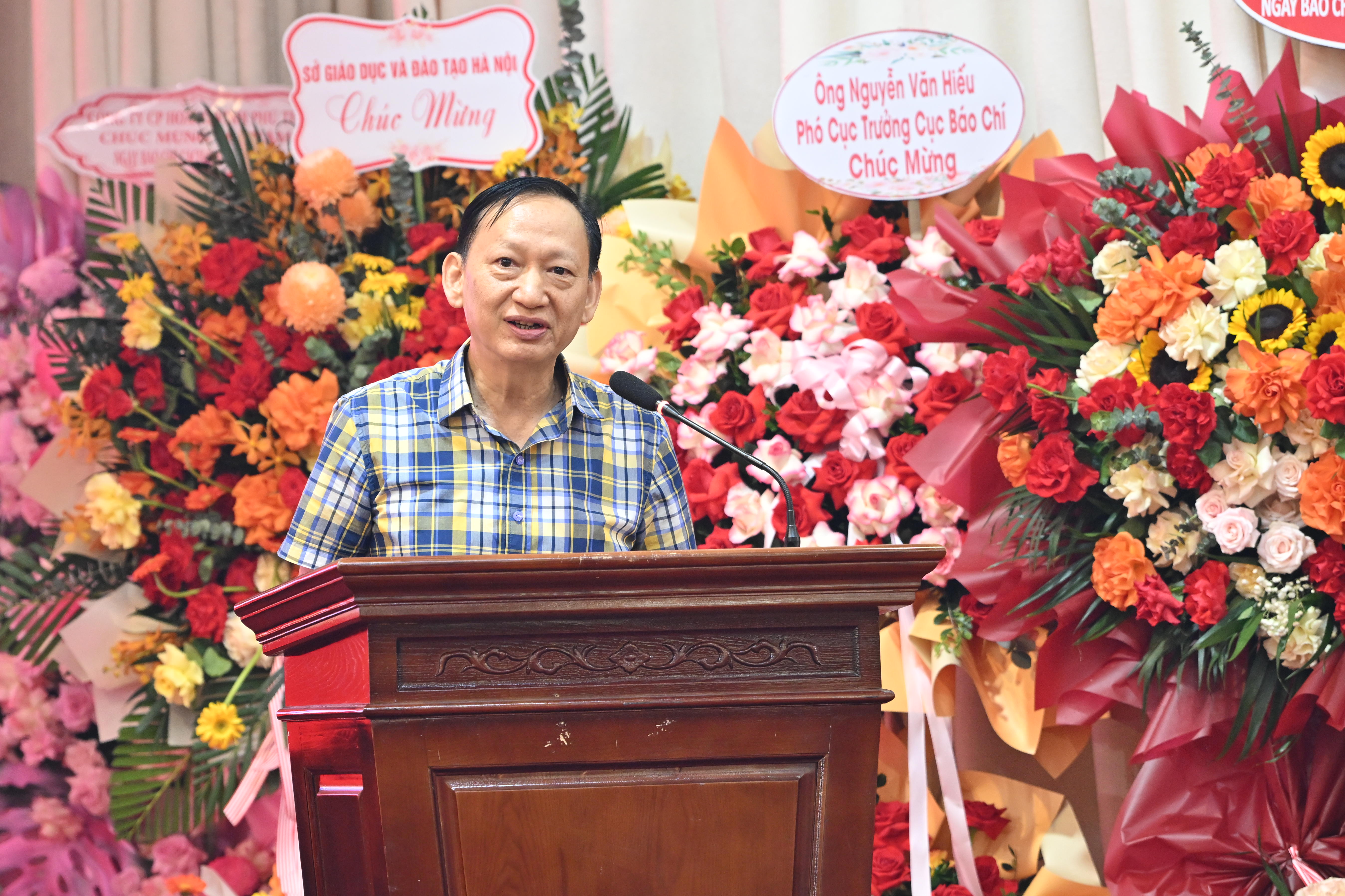 Ông Lương Hồng Quang, Nguyên Vụ trưởng Vụ Thi đua - Khen thưởng, Văn phòng Chủ tịch nước, hiện là Viện trưởng Viện Nghiên cứu và Phát triển Tri thức Cộng đồng (ICK) phát biểu chúc mừng Tòa soạn